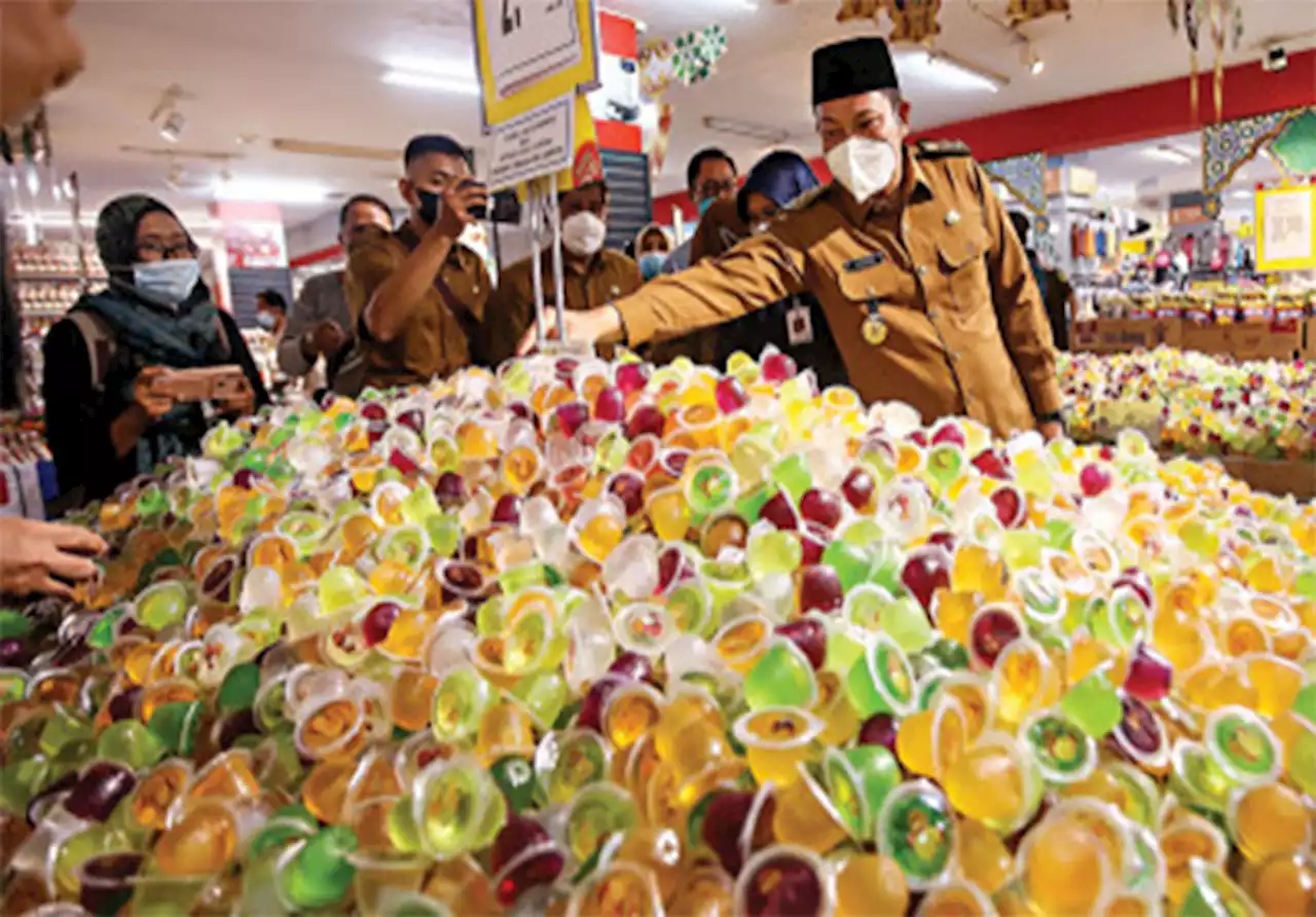 Sidak Supermarket, Wakil Bupati Sidoarjo Temukan Mi Kedaluwarsa