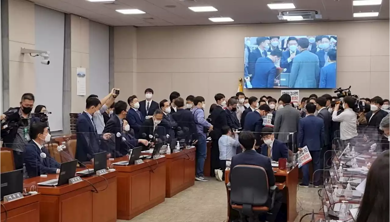 [속보] ‘검수완박’ 법안, 법사위 통과…국힘 반발 속 민주당 기립표결