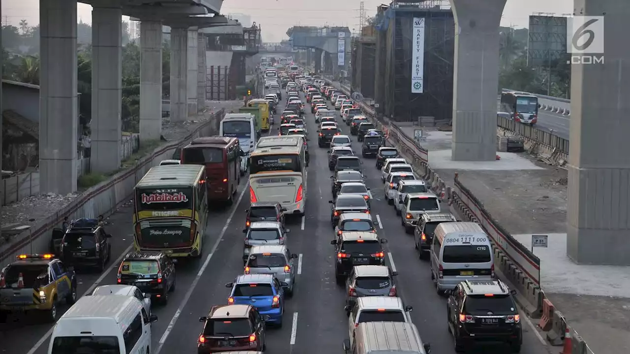 Akibat Uji Coba Ganjil Genap, Tol Cikunir Menuju Jalan Layang MBZ Padat