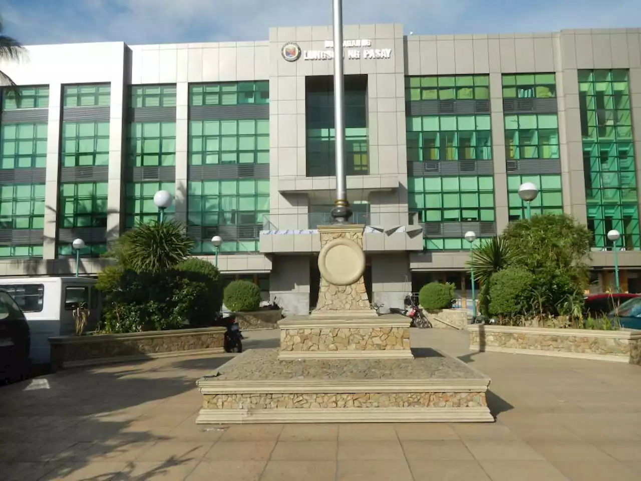 Faulty electrical wiring causes fire, panic inside Pasay City hall