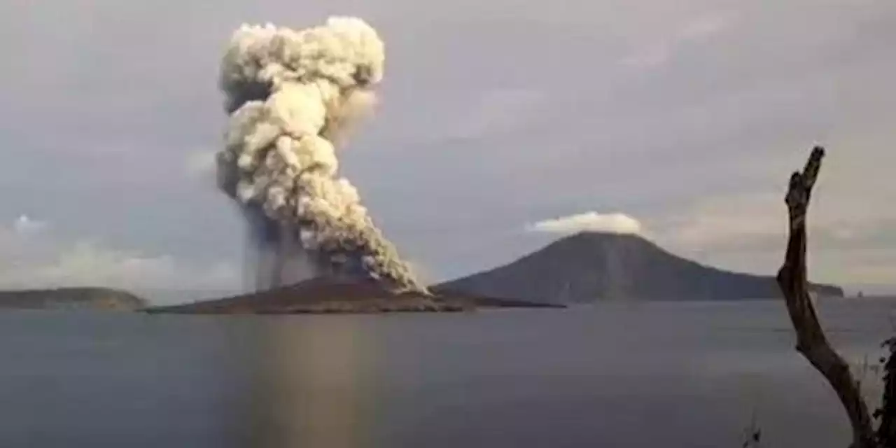 Bupati Pandeglang Imbau Nelayan Tak Mendekati Gunung Anak Krakatau | merdeka.com