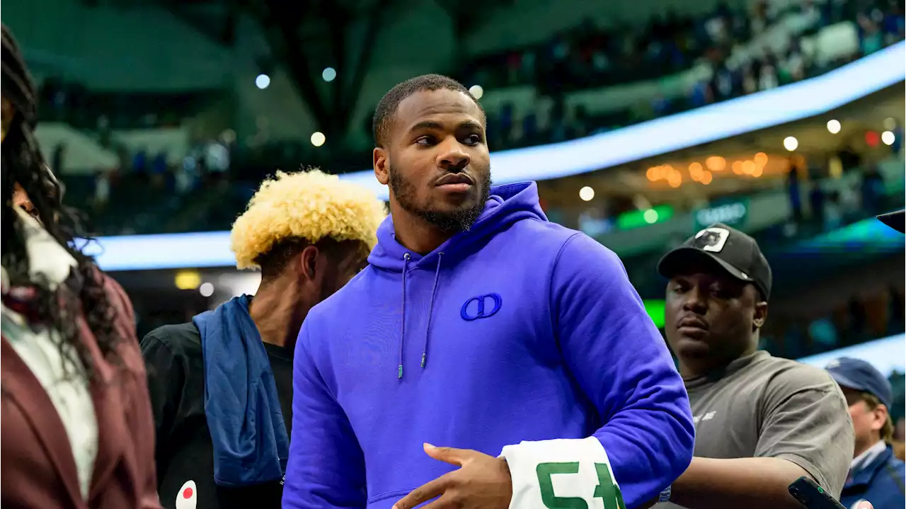 Cowboys' Micah Parsons Has Hilarious Puck Drop at Hershey Bears Game