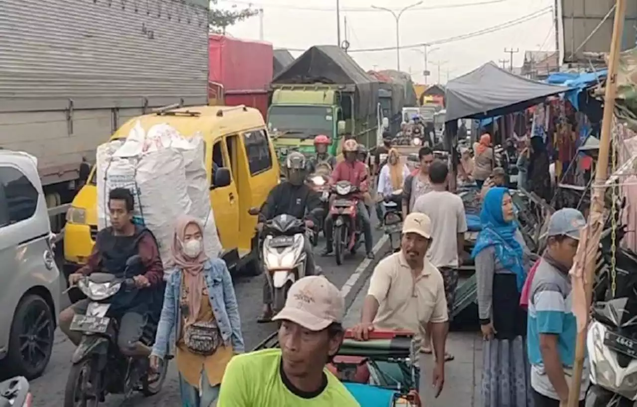 Jalur Pantura Cirebon Macet 1 Km di Kawasan Pasar Tumpah Tegal Gubug