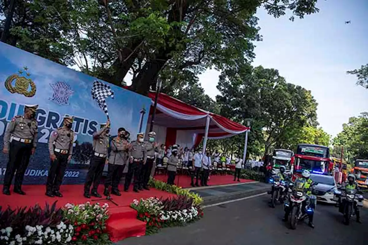 Polda Metro Berangkatkan 13 Bus Gelombang Pertama Mudik Gratis Polri