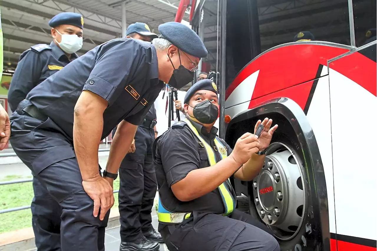 JPJ officers turn passengers to monitor bus drivers