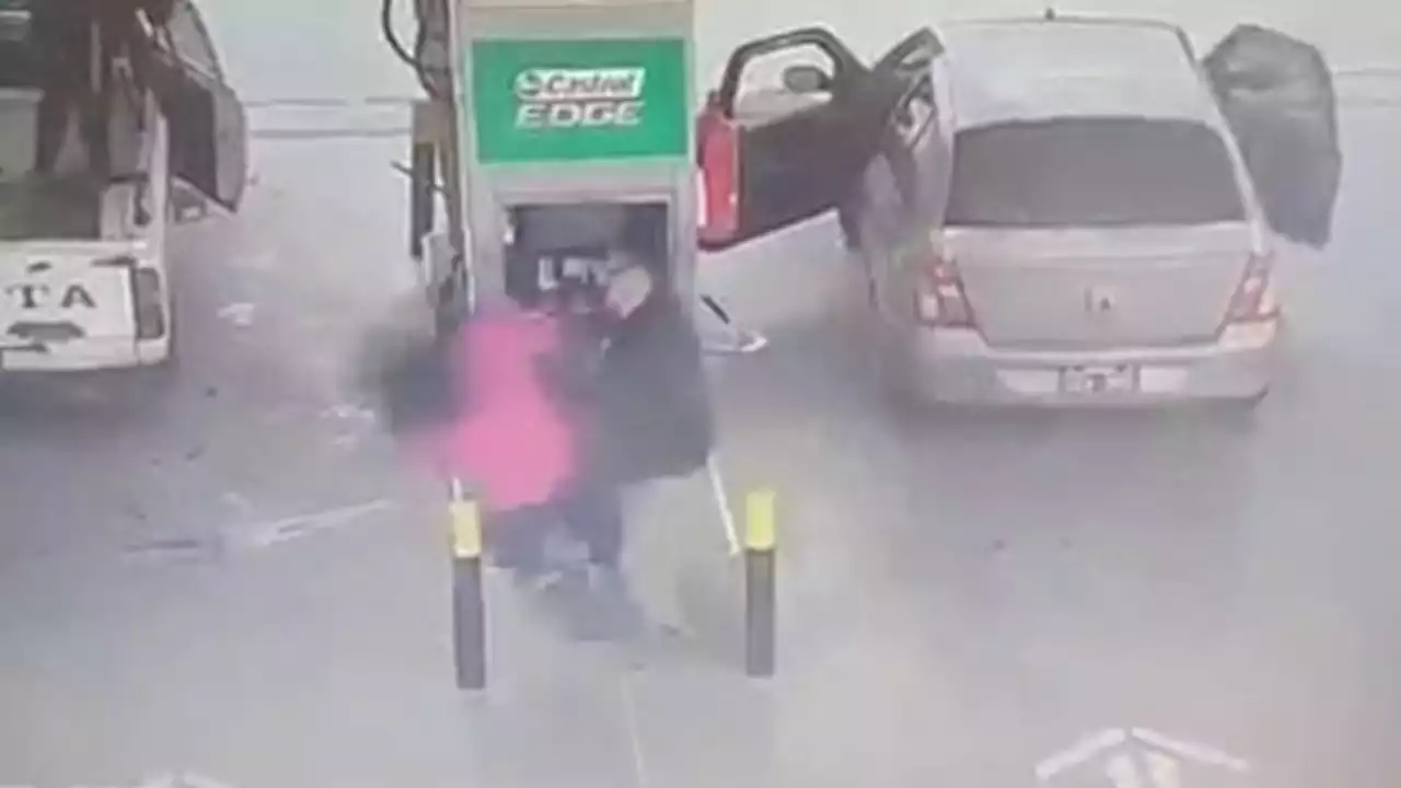 Video: un hombre noqueó de un cabezazo a un playero porque no lo atendía