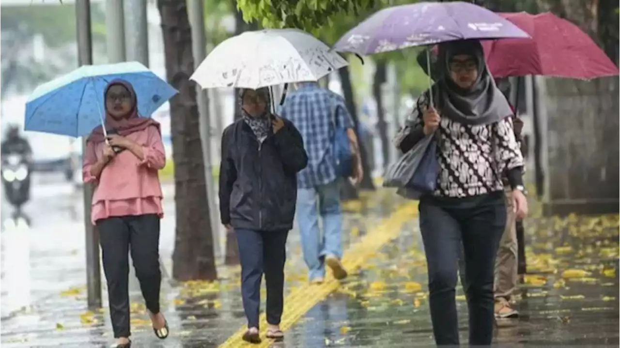 BMKG Prakirakan Cuaca Sebagian Wilayah DKI Hujan Ringan pada Selasa Siang