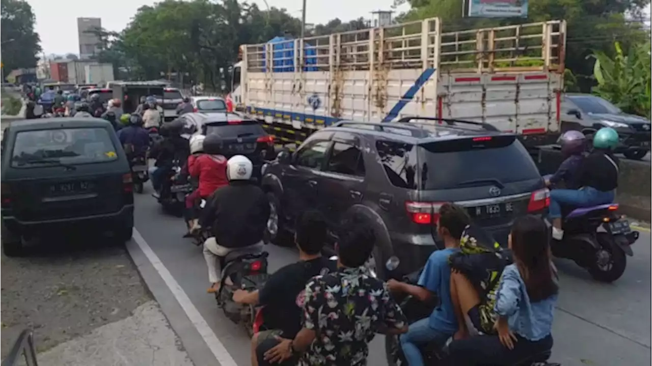 Kendaraan Pemudik Luar Kota Mulai Ramai Lintasi Jalur Tengah Semarang