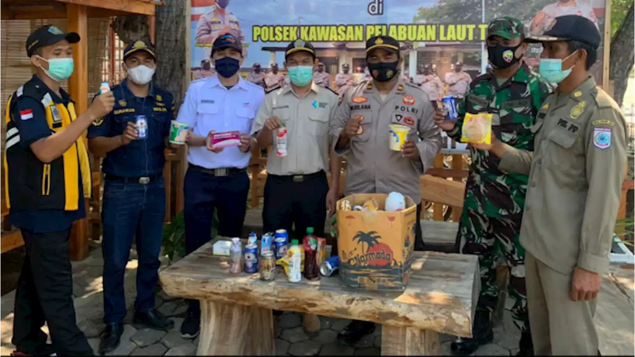 Razia Makanan di Kapal dan Warung Kawasan Pelabuhan Petugas Temukan Makanan Kedaluarsa Dijual