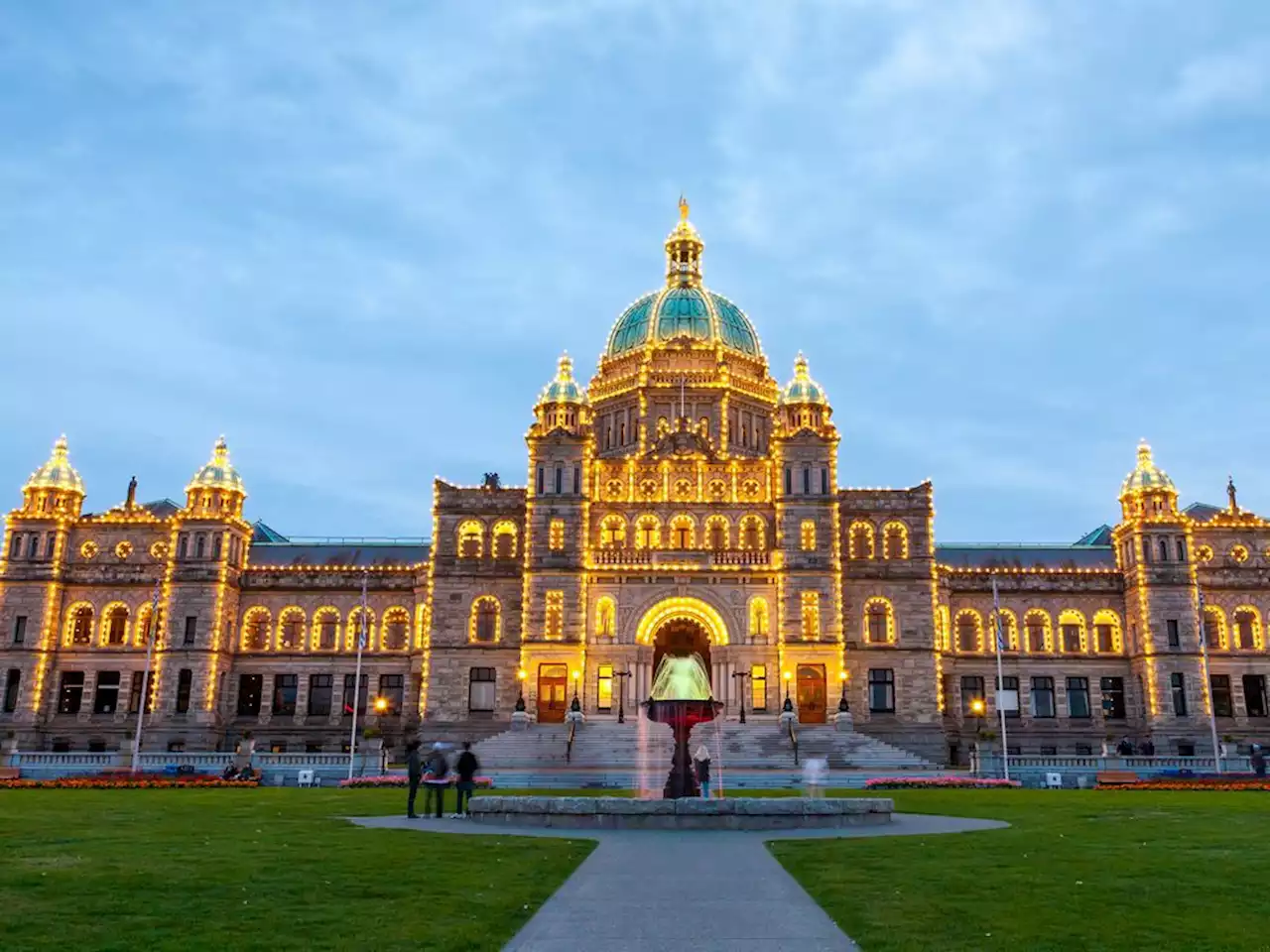 Politicians, media return to hallway habits at B.C. legislature after COVID-19 rules