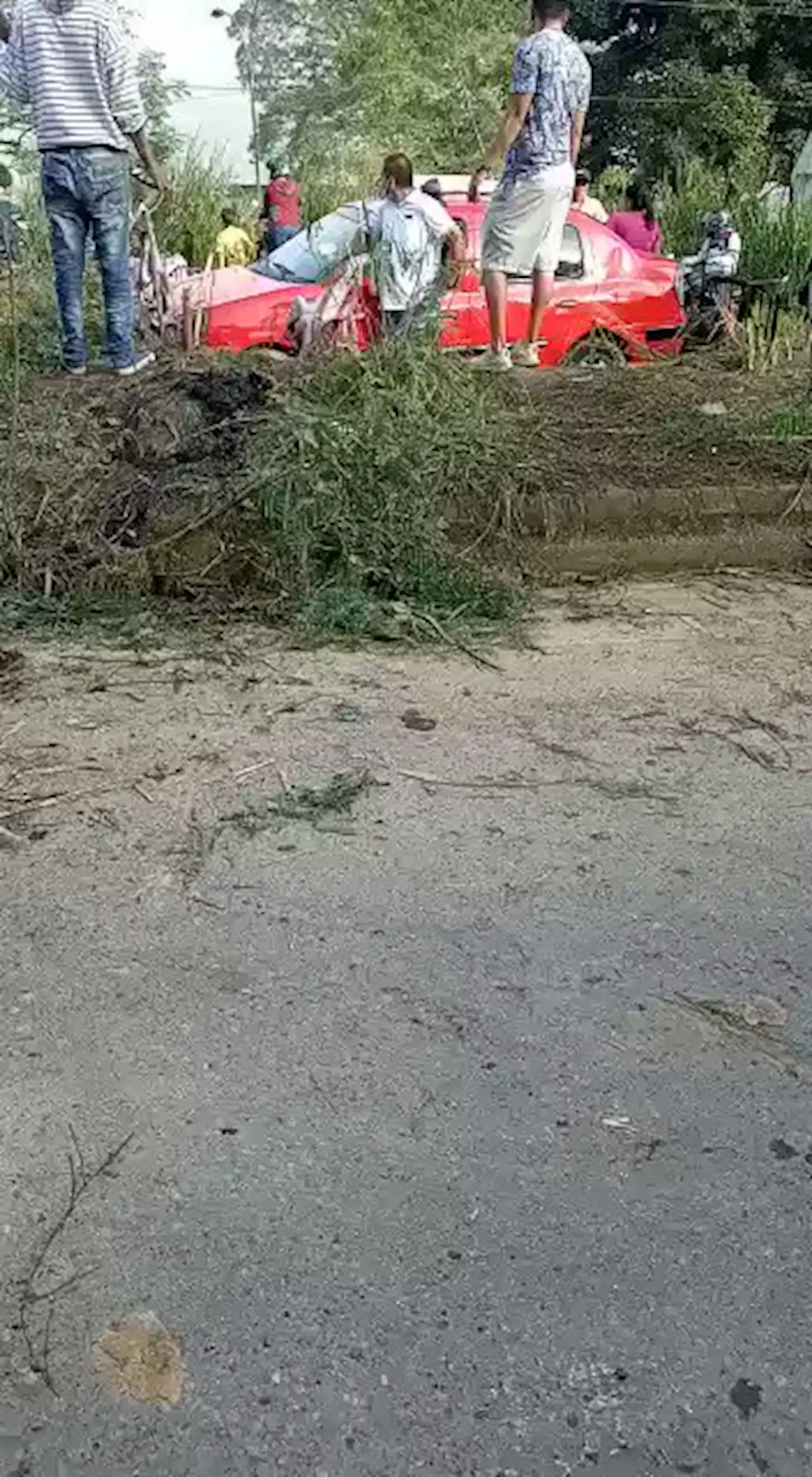 Videos: Comunidad cierra paso entre Bucaramanga y Girón por mal estado de la malla vial