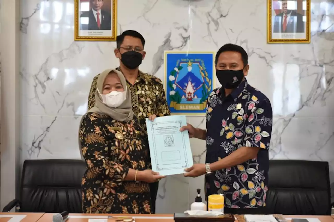 Pemkab Sleman serahkan bantuan keuangan kepada partai politik