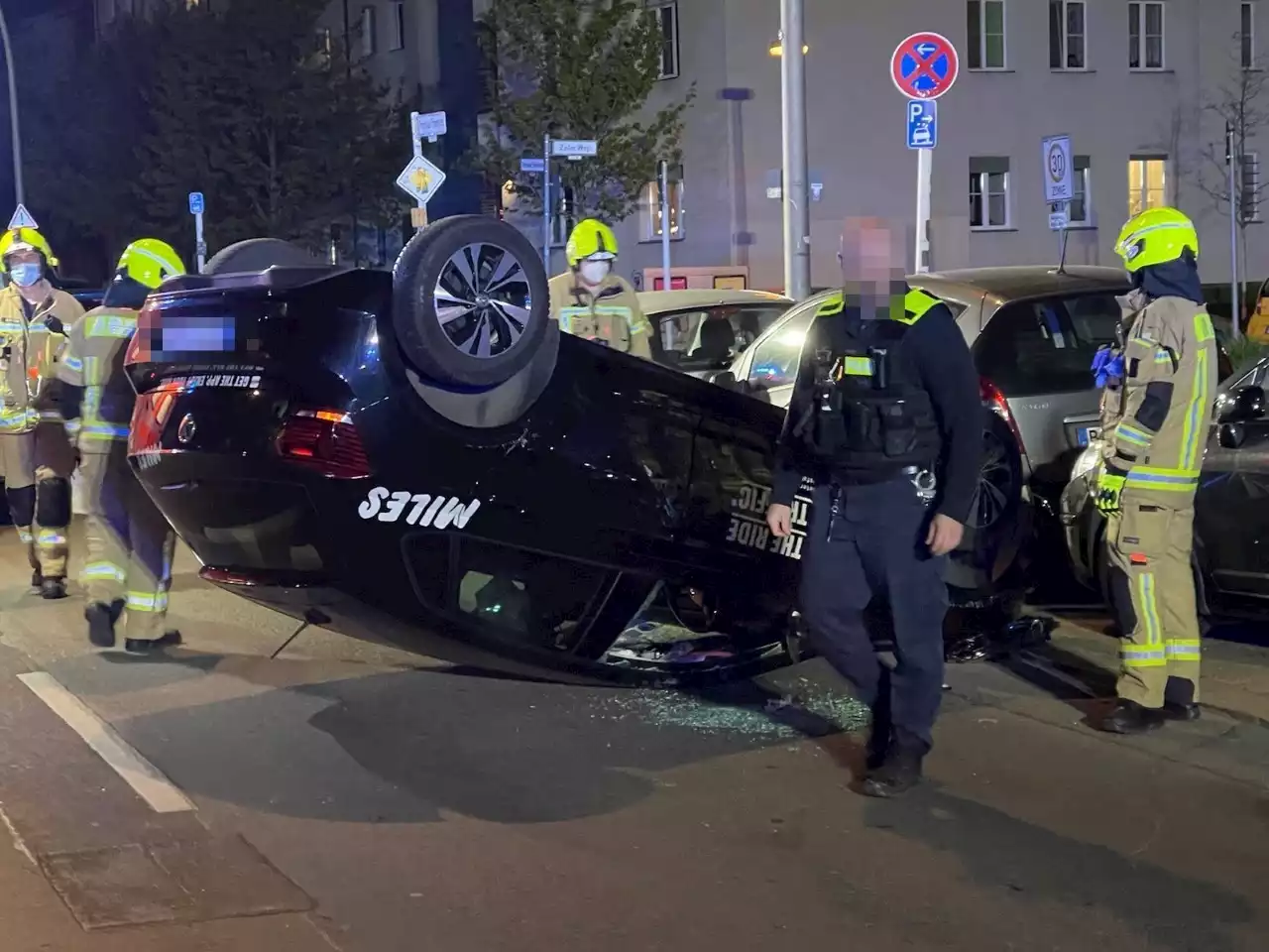 Schwerer Crash mit Carsharing-Auto – Wagen landet auf dem Dach