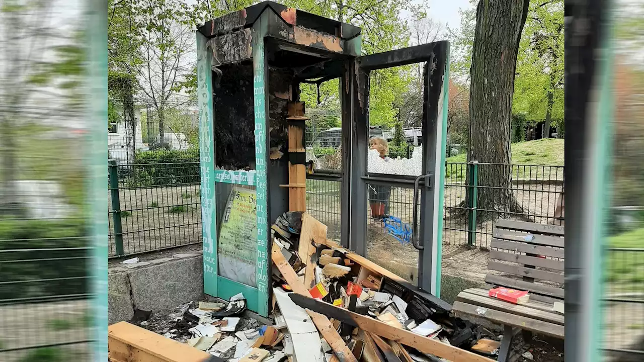 Wer hat Berlins beliebteste Bücherbox angezündet?