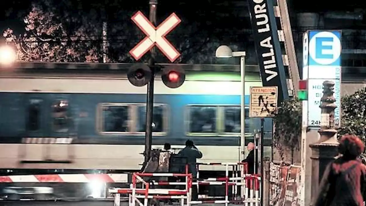 Villa Luro: un tren arrolló un auto que quiso pasar con la barrera baja y está afectado el servicio del Sarmiento