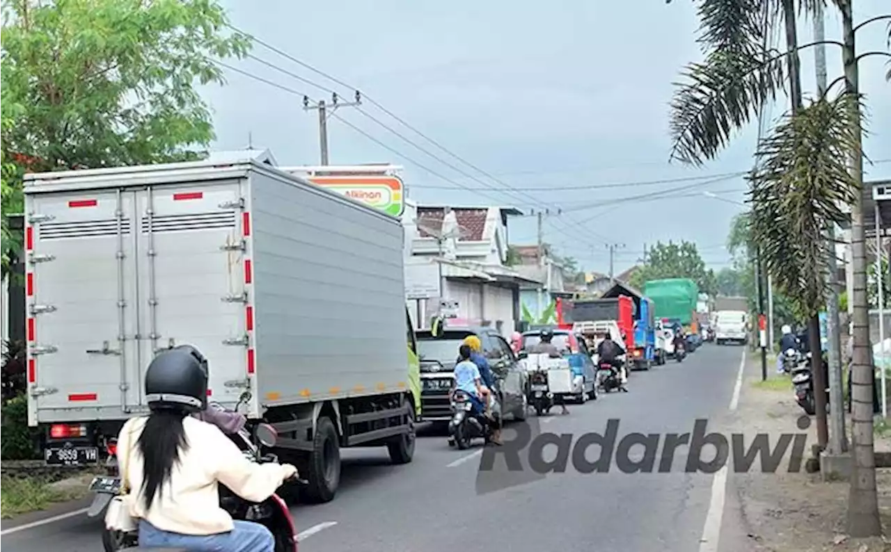 Jalan Imam Bahri Genteng Macet hingga 1,5 Kilometer