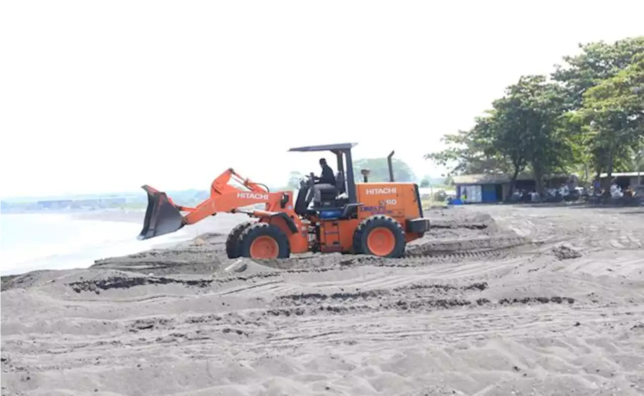 Pantai Watu Klotok Berantakan, Pemkab Klungkung Terjunkan Alat Berat