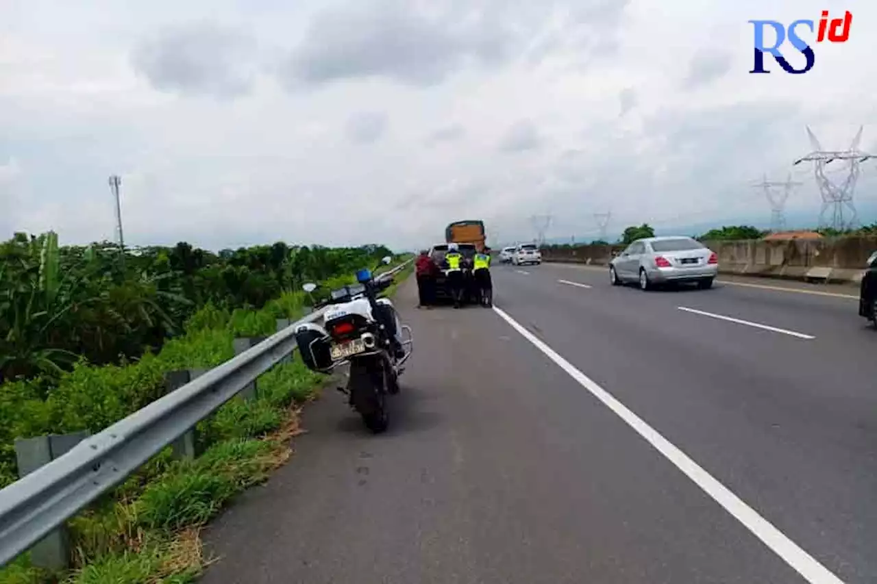 Polantas Dorong Mobil Pemudik saat Gladi One Way