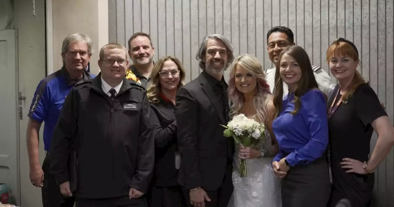 Couple gets married 37,000 feet above Arizona in impromptu wedding