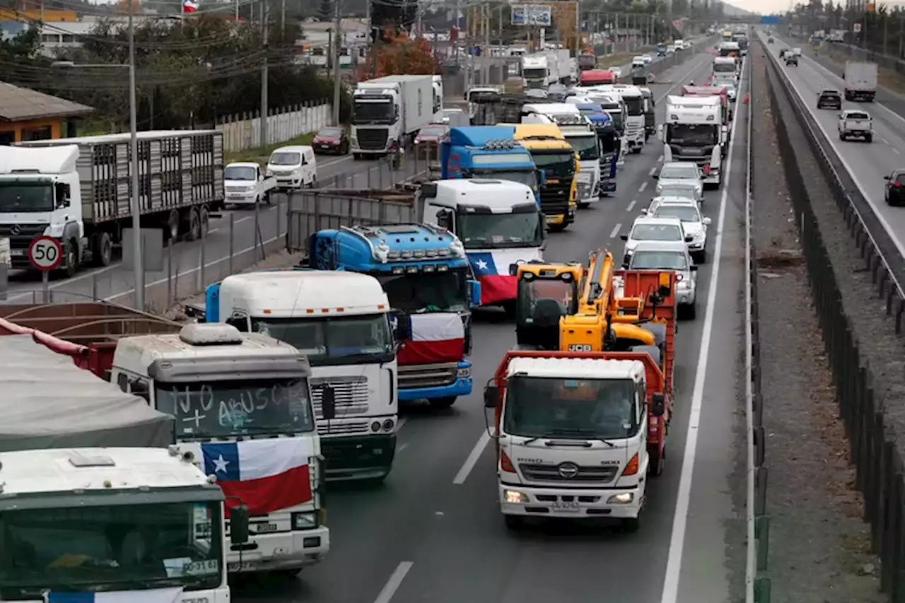 Cortes y ultimátum: se tensa el conflicto entre el gobierno de Boric y los camioneros en Chile