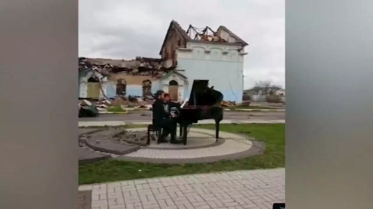 Pianista suona Chopin davanti alle rovine della 'Casa della cultura' di Irpin