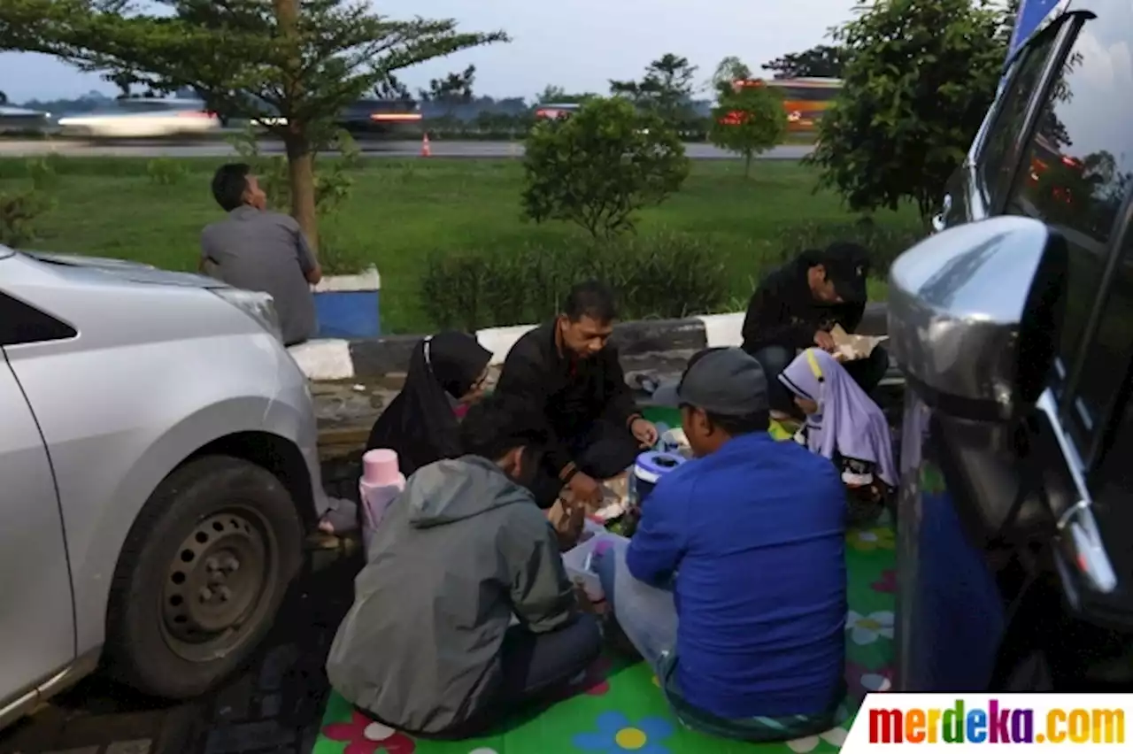 Foto : Momen Para Pemudik Buka Puasa di Rest Area Tol Cikopo-Palimanan | merdeka.com