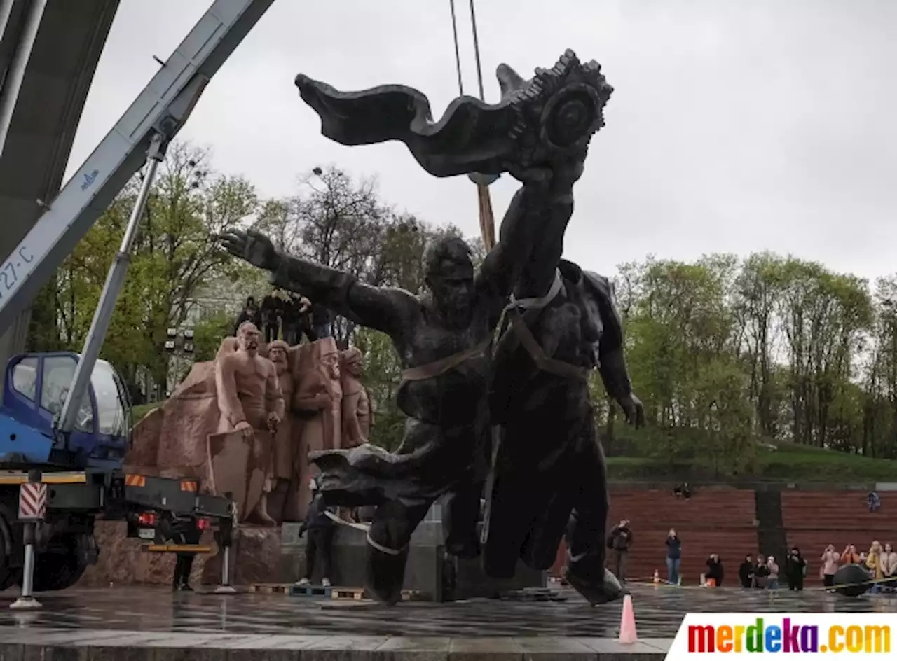 Foto : Monumen Soviet yang Jadi Simbol Persahabatan Ukraina-Rusia Dirobohkan | merdeka.com