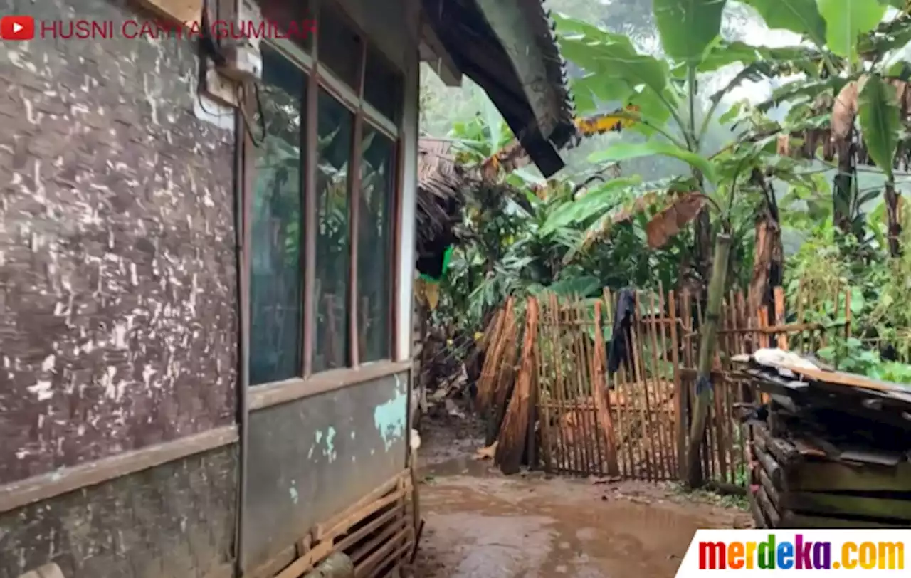 Foto : Potret Rumah Panggung Bocah Asal Garut yang Buta Huruf Bantu Perekonomian Orangtua | merdeka.com