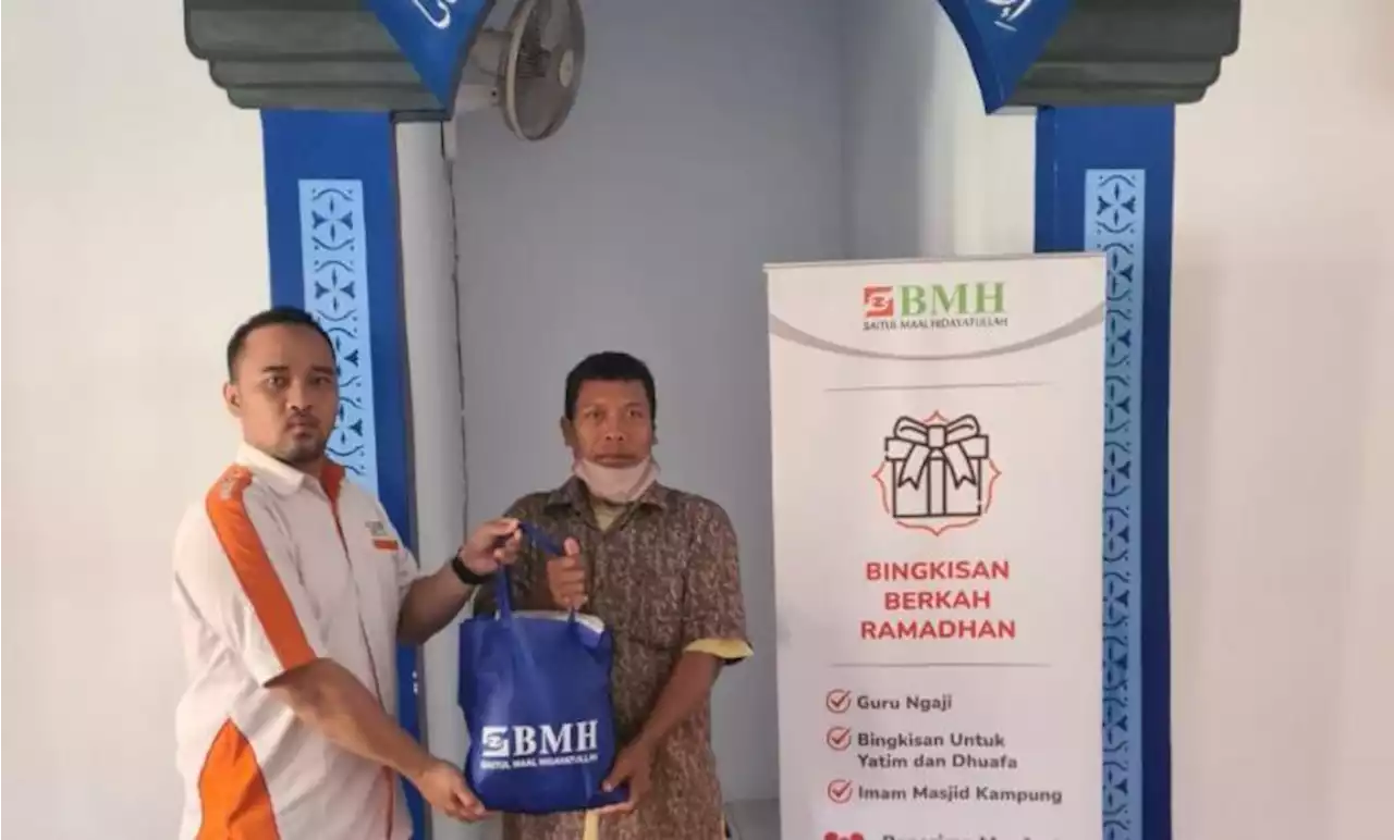 BMH Berikan Bingkisan Berkah untuk Imam Masjid-Mushala Kampung |Republika Online