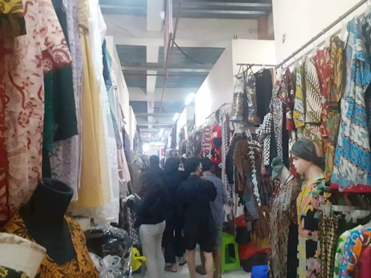 Berburu Baju Lebaran, Warga Luar Soloraya Serbu Pasar Klewer Solo