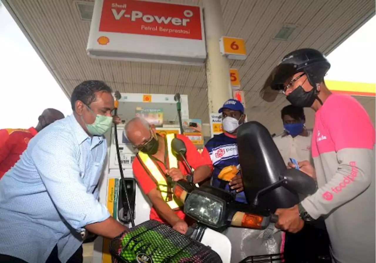 Petrol, juadah berbuka percuma kepada 100 penghantar makanan