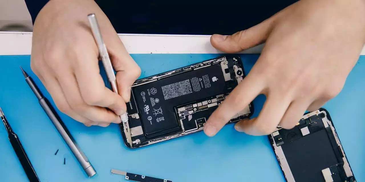 Apple Opens Self-Repair Store With $300 iPhone Screens, 19-Cent Screws