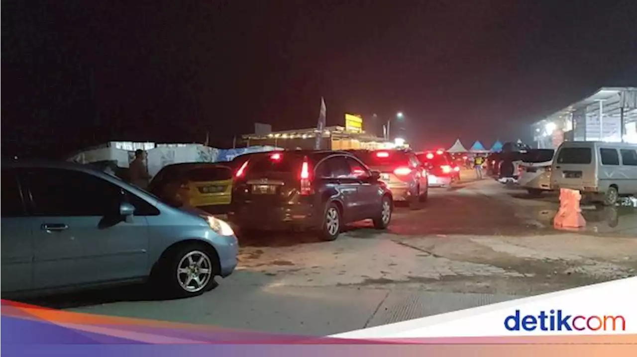 Snapshots: Rest Area KM 338 A Pekalongan Dipadati Pemudik