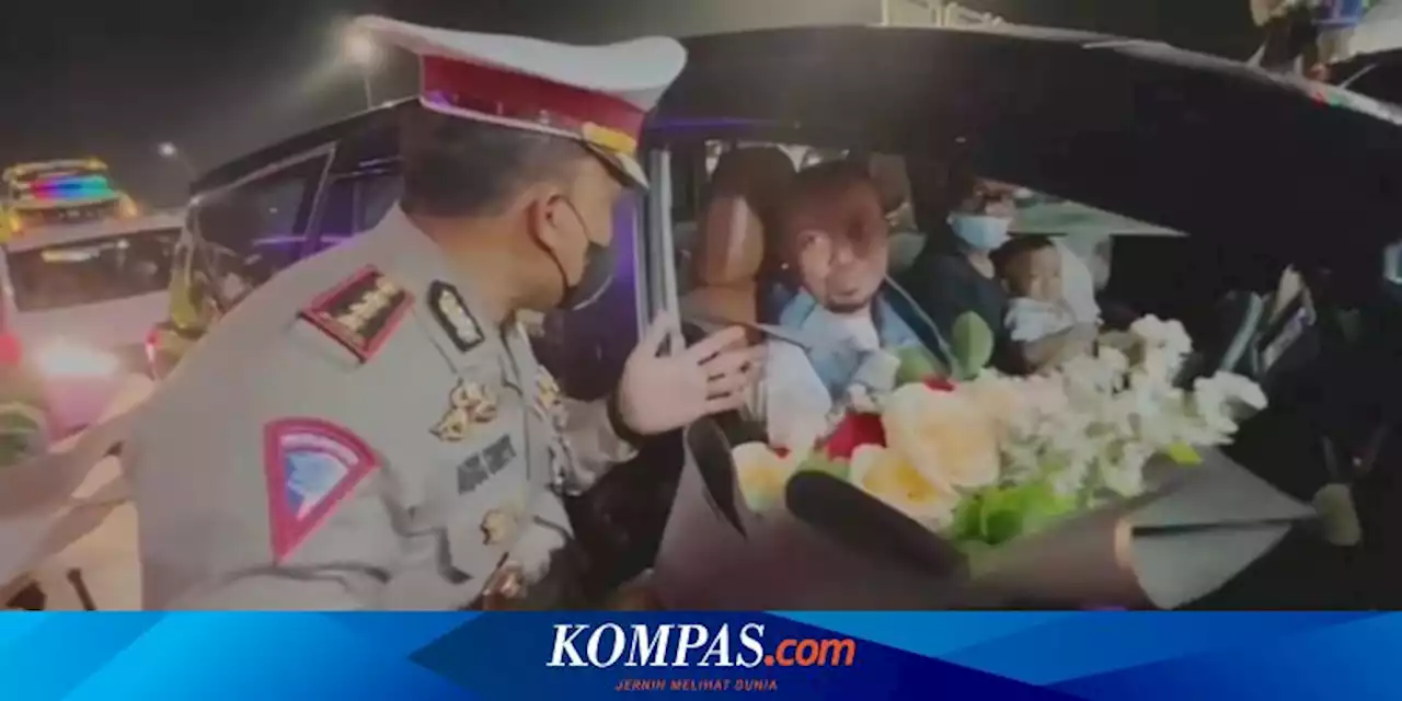 One Way di GT Kalikangkung, Polisi Bagikan Buket Bunga 'Selamat Datang' Untuk Pemudik