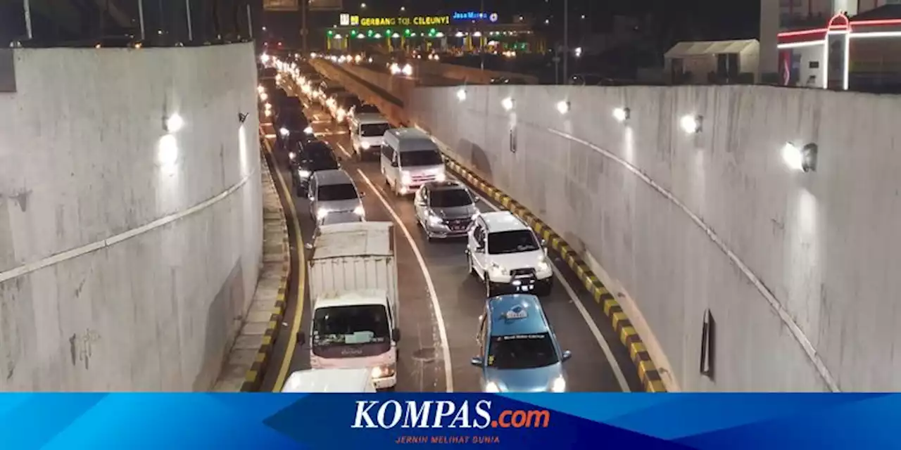 Pemudik Berdatangan di Tol Cileunyi Saat Malam Hari, Arus Lalu Lintas Mulai Padat