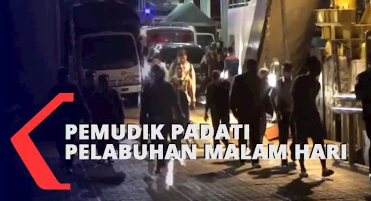 Pemudik Padati Pelabuhan Ketapang Banyuwangi di Malam Hari