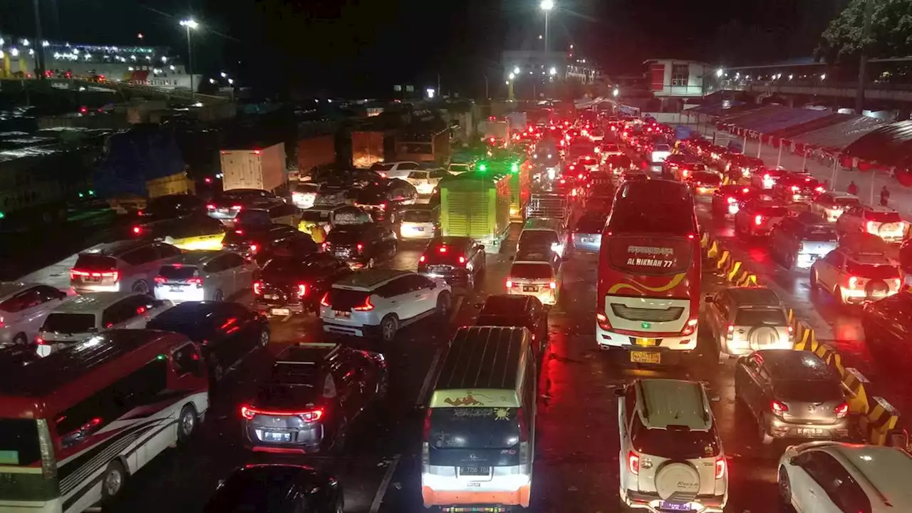 Arus Lalu Lintas di Gerbang Tol Merak Mulai Dipadati Pemudik