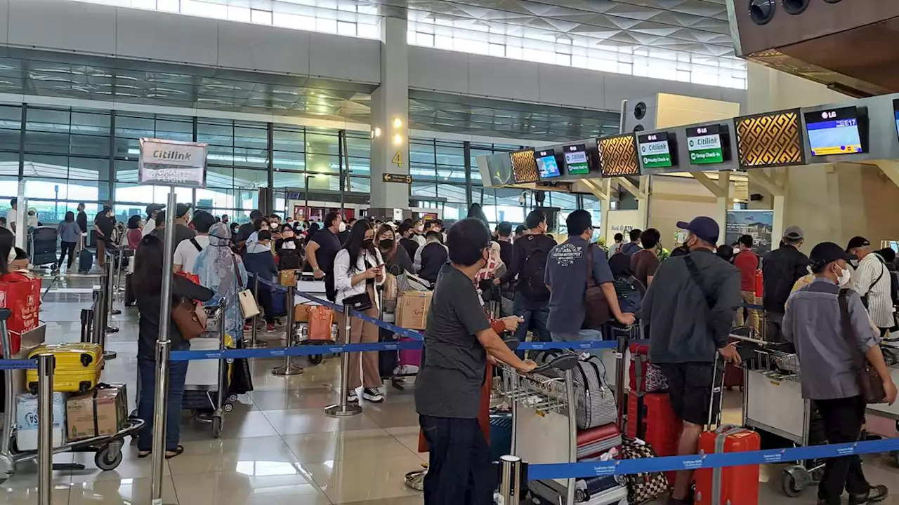 Puncak Arus Mudik Lebaran, Keberangkatan Domestik di Bandara Soetta Dipenuhi Penumpang