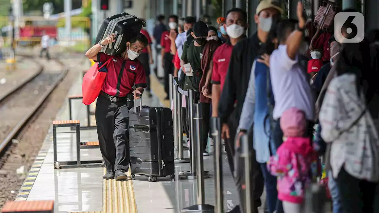 Suka Cita Porter di Stasiun Pasar Senen Usai Mudik Lebaran Kembali Diperbolehkan