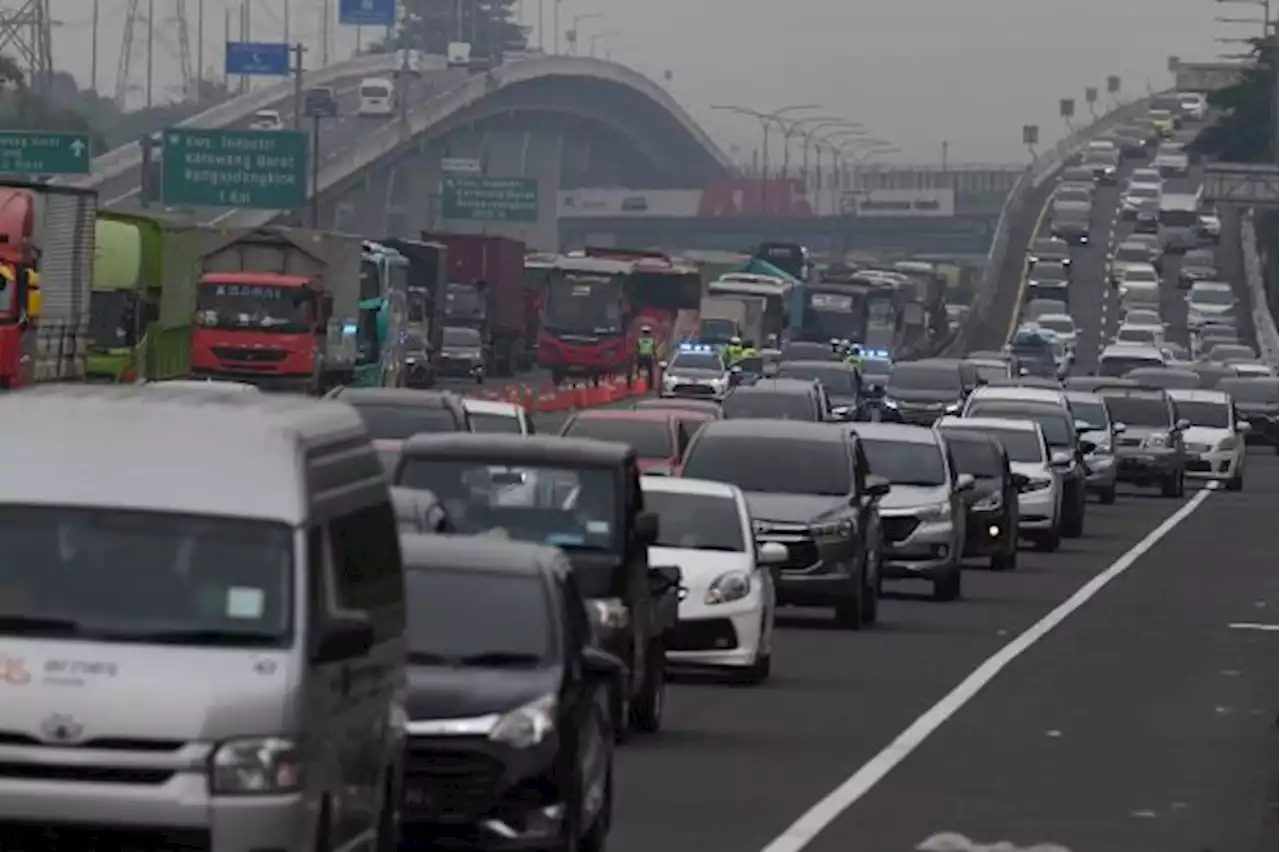 Korlantas Imbau Pemudik Tidak Berhenti di Bahu Jalan Tol : Bahaya