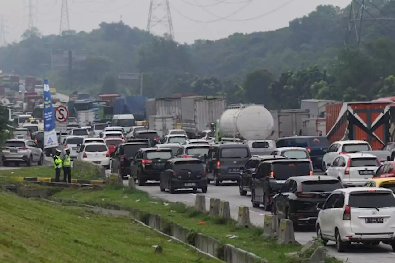 Lalu Lintas di Tol Cikampek Padat, Polda Metro Jaya Berlakukan Contraflow