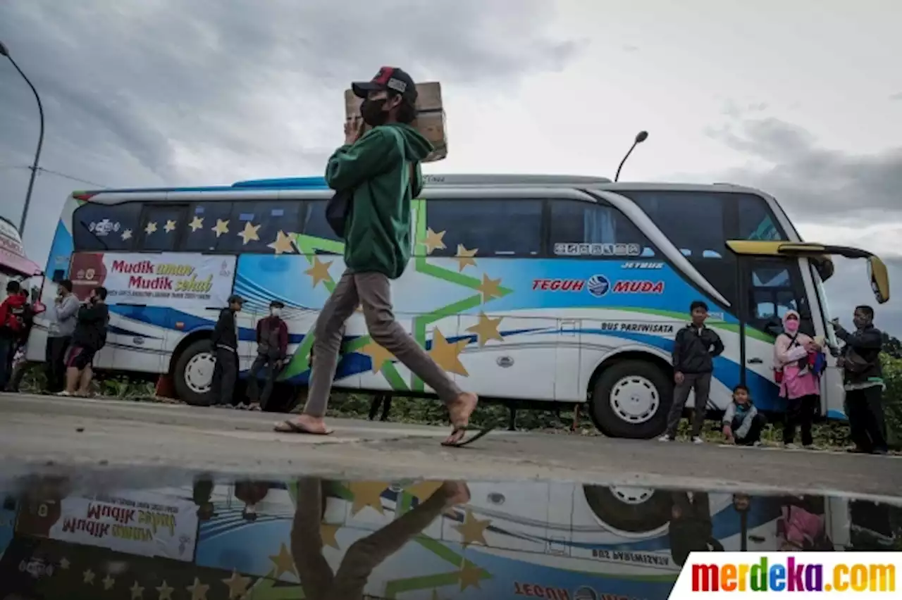 Foto : Mudik Gratis, Calon Penumpang Padati Terminal Jatijajar di Depok | merdeka.com