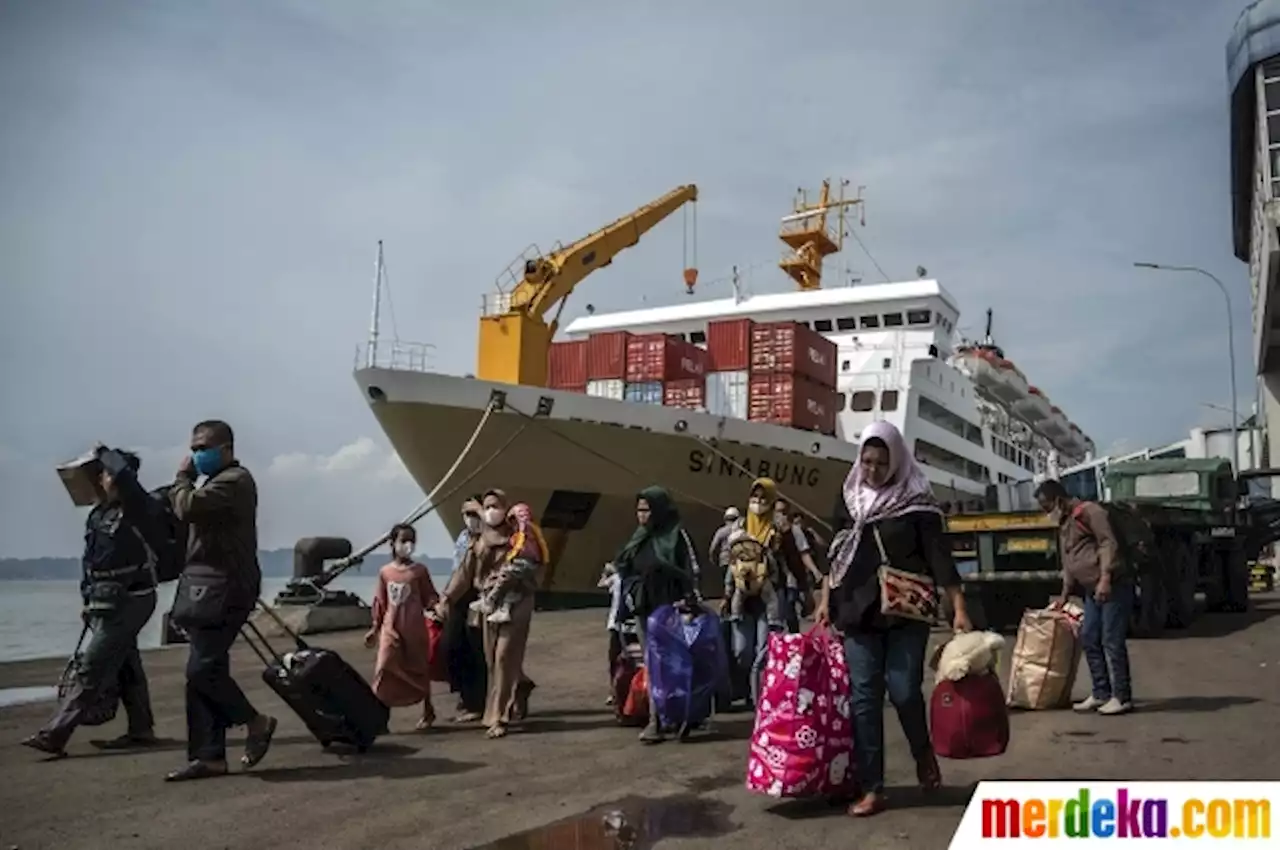 Foto : Ribuan Pemudik Tiba di Pelabuhan Tanjung Perak Surabaya | merdeka.com