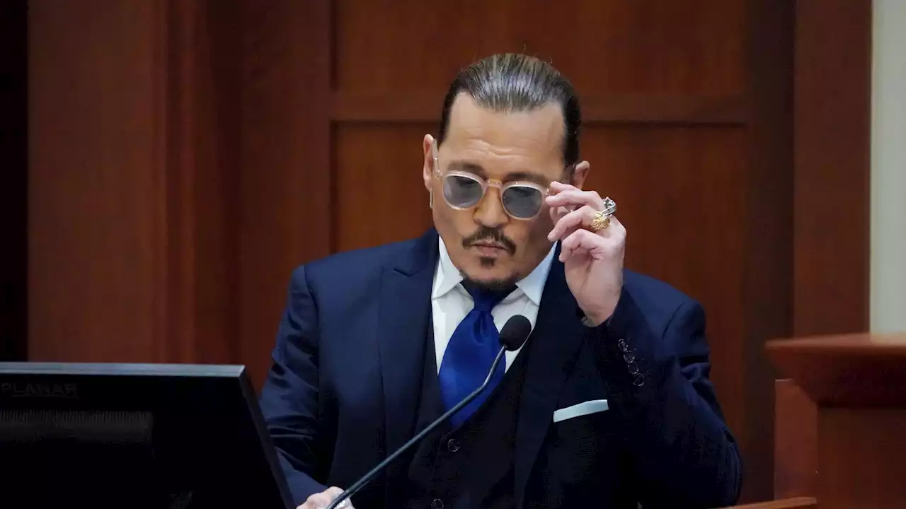 Johnny Depp geht mit frecher Attitüde vor Gericht viral!