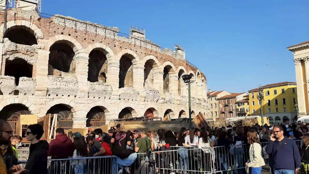 Maneskin live all'Arena di Verona, fan in visibilio e lunghe code ai cancelli d'ingresso