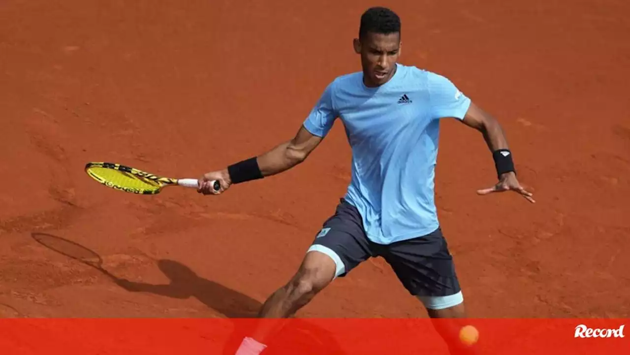 Félix Auger-Aliassime sofre mas avança para os 'quartos'