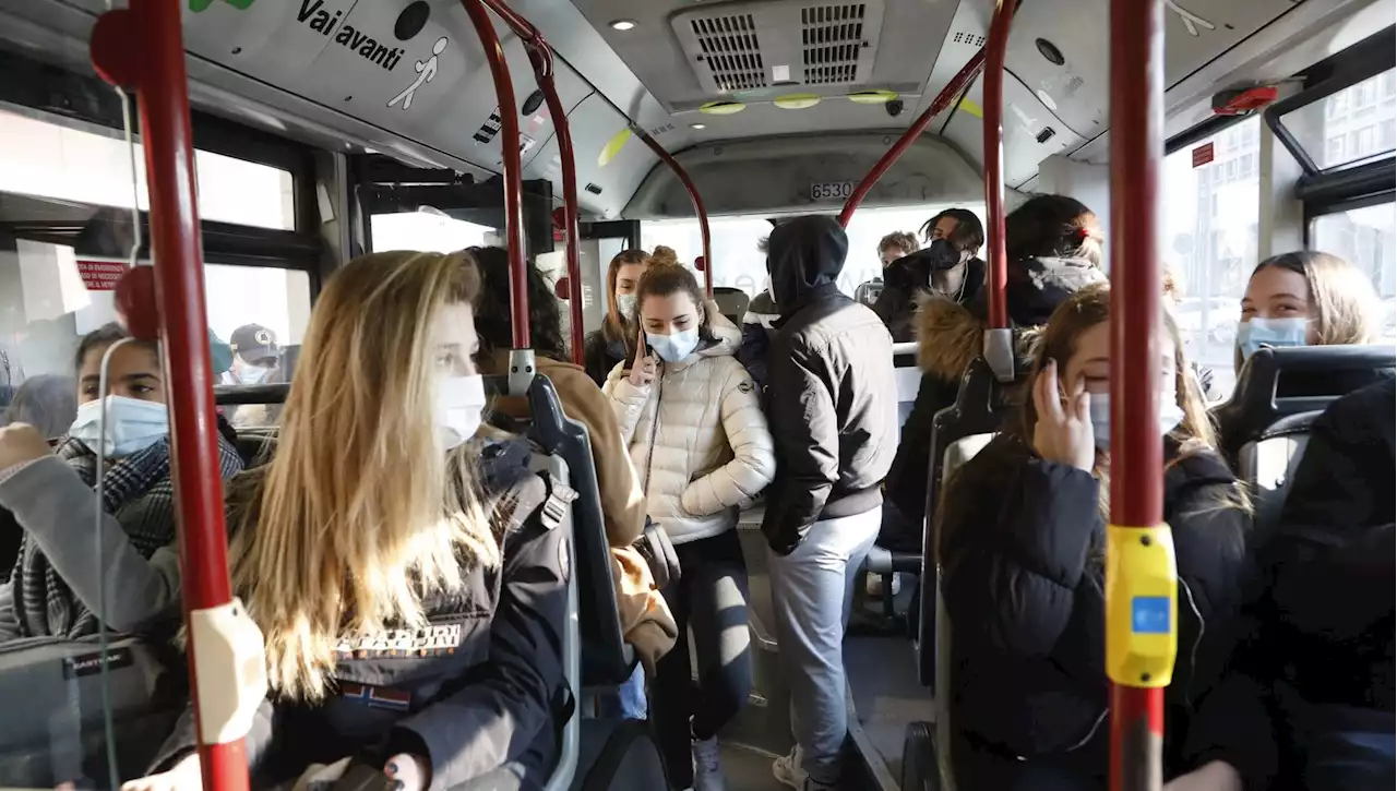 Mascherine: fino al 15 giugno obbligatorie sui mezzi di trasporto, al cinema e a teatro