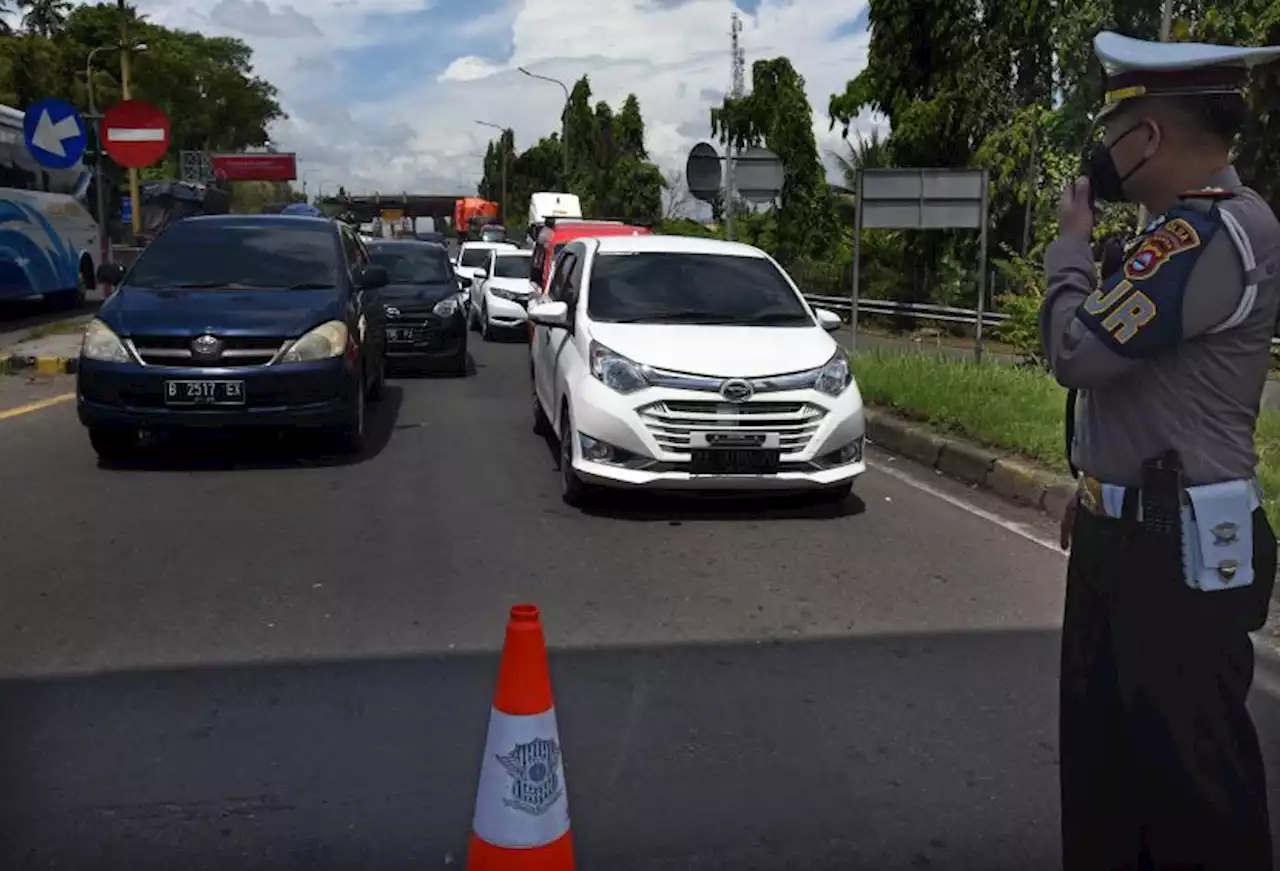 Ditlantas Polda Metro Terapkan Contra Flow di Tol Jakarta Arah Cikampek |Republika Online