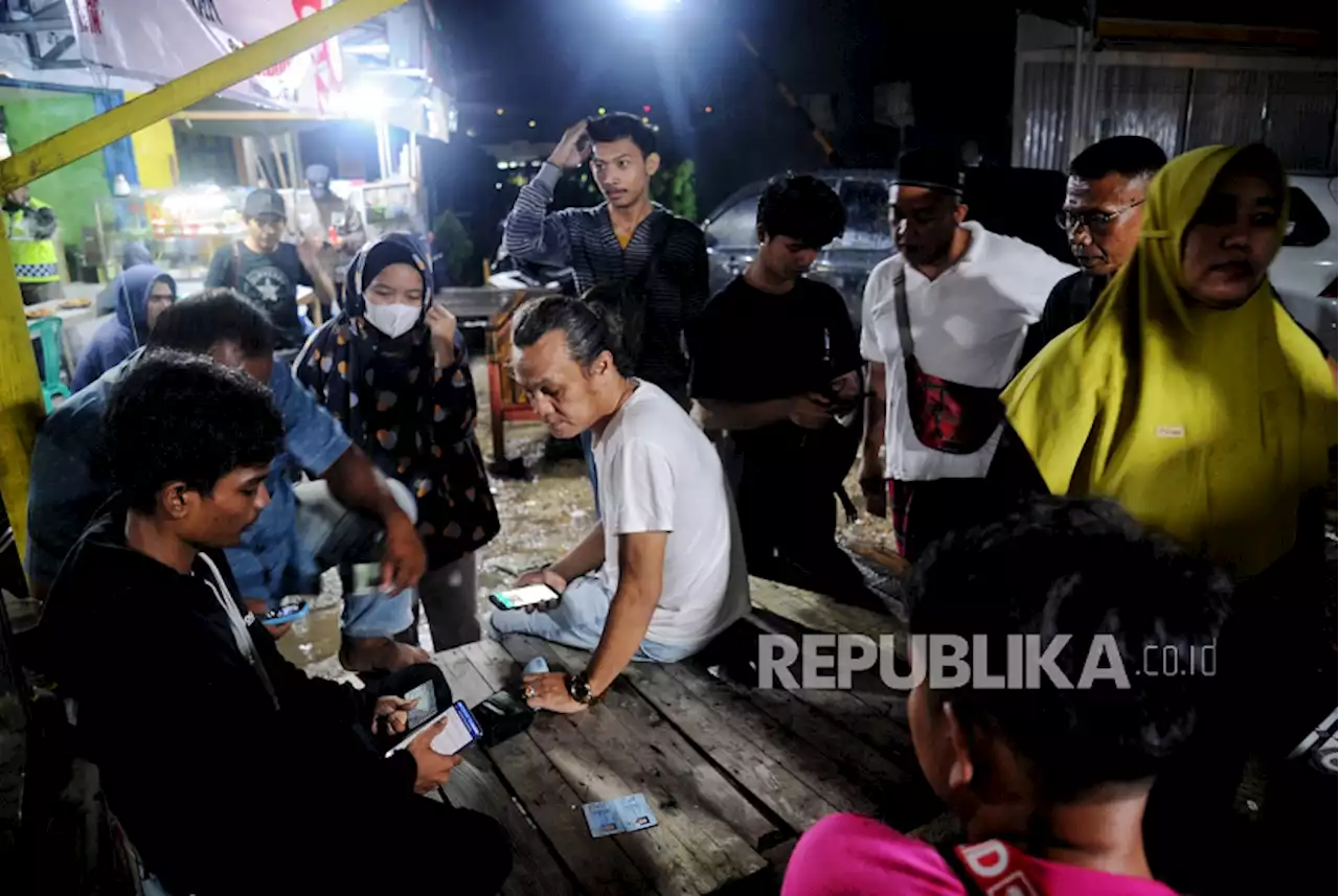 Marak, Gerai Penjualan Tiket Online Penyeberangan Pelabuhan Merak |Republika Online