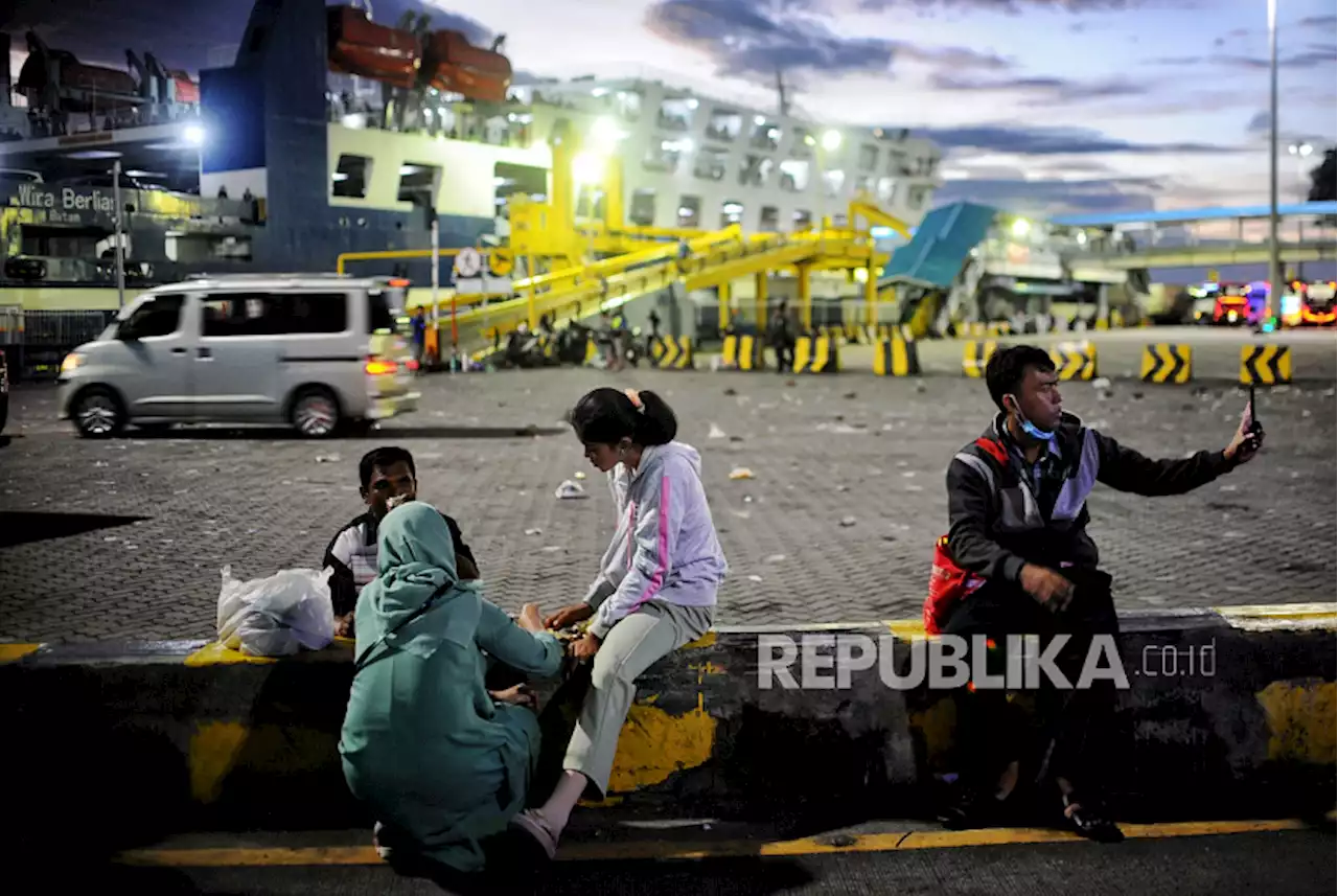 Menunggu Penyeberangan Pemudik Berbuka di Pelabuhan Merak Banten